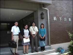 西川先生（右から2人目）と生涯学習教育研究センターにて